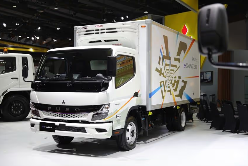 Truk Listrik Fuso eCanter Mengaspal di Indonesia, Berapa Harganya?