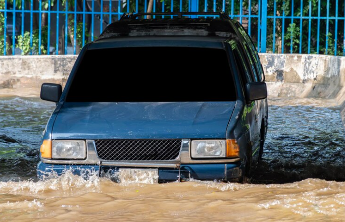8 Cara Menyelamatkan Mobil yang Terendam Banjir, Segera Lakukan Biar Nggak Rusak