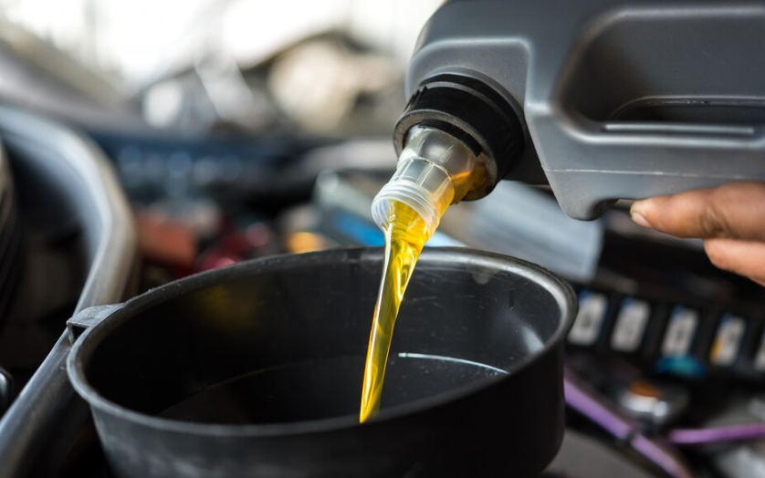 Perbedaan Oli Sintetik dan Mineral, Pahami Kelebihan dan Kelemahan bagi Mesin Motor