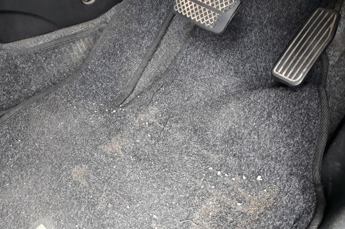 Tips Bersihkan Karpet Mobil