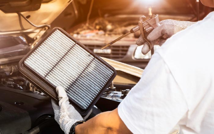 Akselerasi Mobil Lemot? Cek Filter Udara, Sembur Angin Kompresor, Kelar!